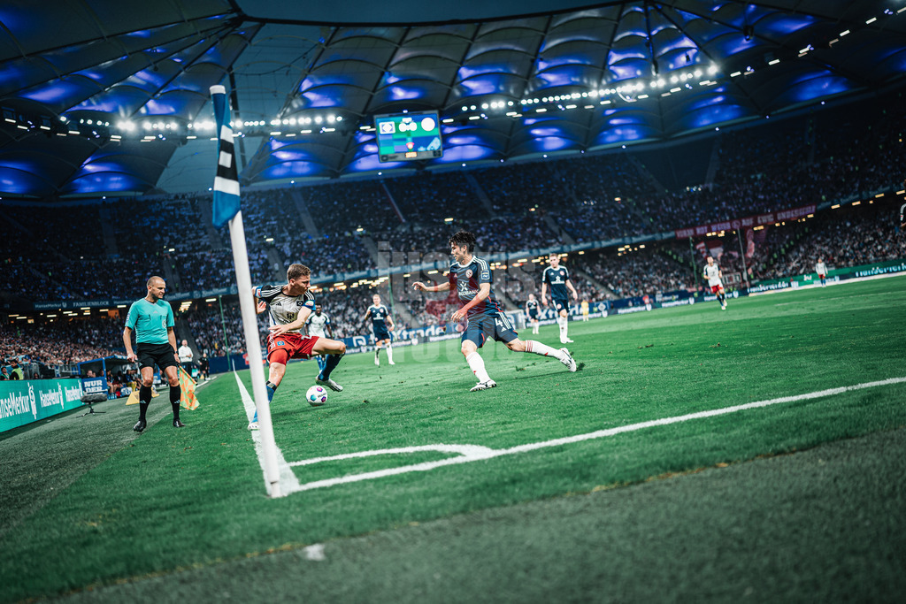 Fußball | Männer | Saison 2023/2024 | 2. Fußball-Bundesliga | Hamburger SV vs. Fortuna Düsseldorf | 29.09.2023 | v.l. Ignace Van Der Brempt (#22, HSV) und Ao Tanaka (#4, Fortuna Düsseldorf)