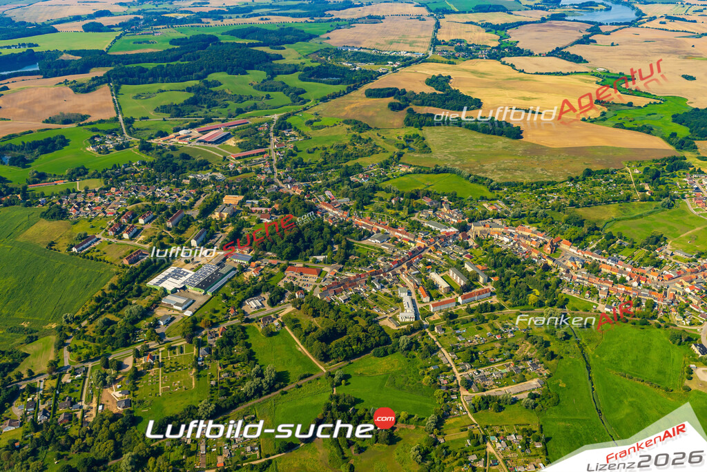Stadt Brüel von Oben- Die Luftaufnahme wurde 2025 vom UL-Flugzeug heraus erstellt ( keine Drohnenaufnahme ) - Hochauflösende Luftaufnahme - für Wandbilder und großformatige Ausdrucke geeignet. Das besondere Geschenk!Hier alle&nbsp;Infos zur Lizenzierung der LuftaufnahmeWir fliegen auch dieses Jahr wieder in Ihre Region um Luftbilder zu erstellen.- Luftbild anfragen