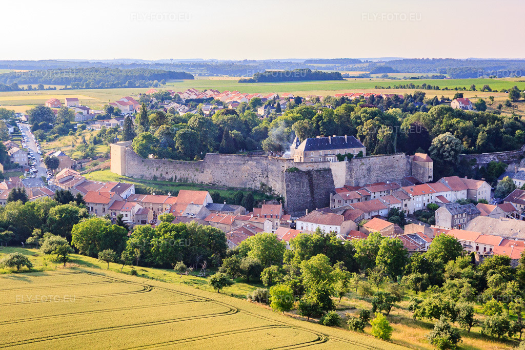 Vue aérienne: Citadelle à Rodemack depuis le sud à Rodemack dans le département Moselle, France – .Photo: IMG_29486.jpg prise le 26/06/2010 par Werner Riehm/FLY-FOTO.eu – Résolution de l'original: 4752 x 3168 px – RODEMACK – Office de Tourisme de Cattenom et Environs – CCCE