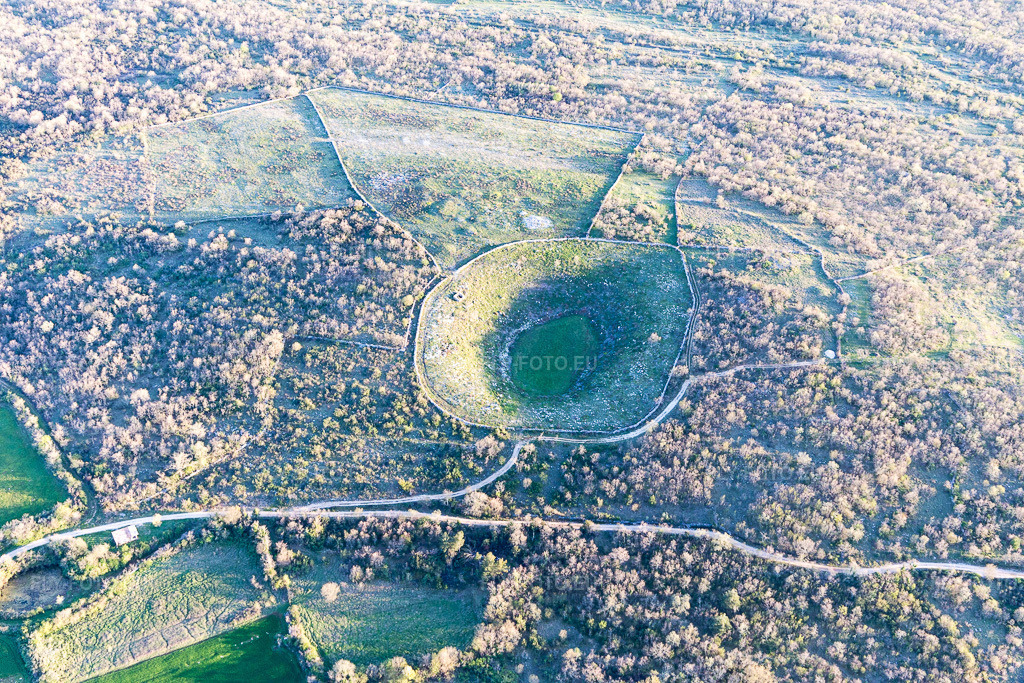 Vue aérienne: Vue de la ville à Selina dans le département Gespanschaft Istrien, Croatie. Photo: IMG_106132.jpg prise le 13/04/2018 par Werner Riehm/FLY-FOTO.eu – Résolution de l'original: 5472 x 3648 px