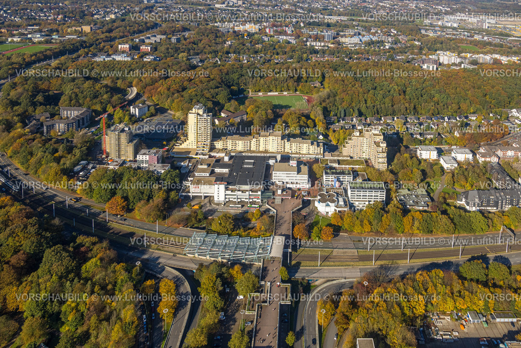Bochum241016766 | Luftbild, RUB Ruhr-Universität Bochum, Unicenter Hochhaus, Baustelle mit Baugerüst am Unicenter, Waldschule Grundschule und Waldstadion des FC Azadi Bochum, WasserWelten Bochum - Hallenbad Querenburg, Universitätsstraße mit Straßenbahn-Haltepunkt und Dr. Gerhard-Petschelt-Brücke, Querenburg, Bochum, Ruhrgebiet, Nordrhein-Westfalen, Deutschland