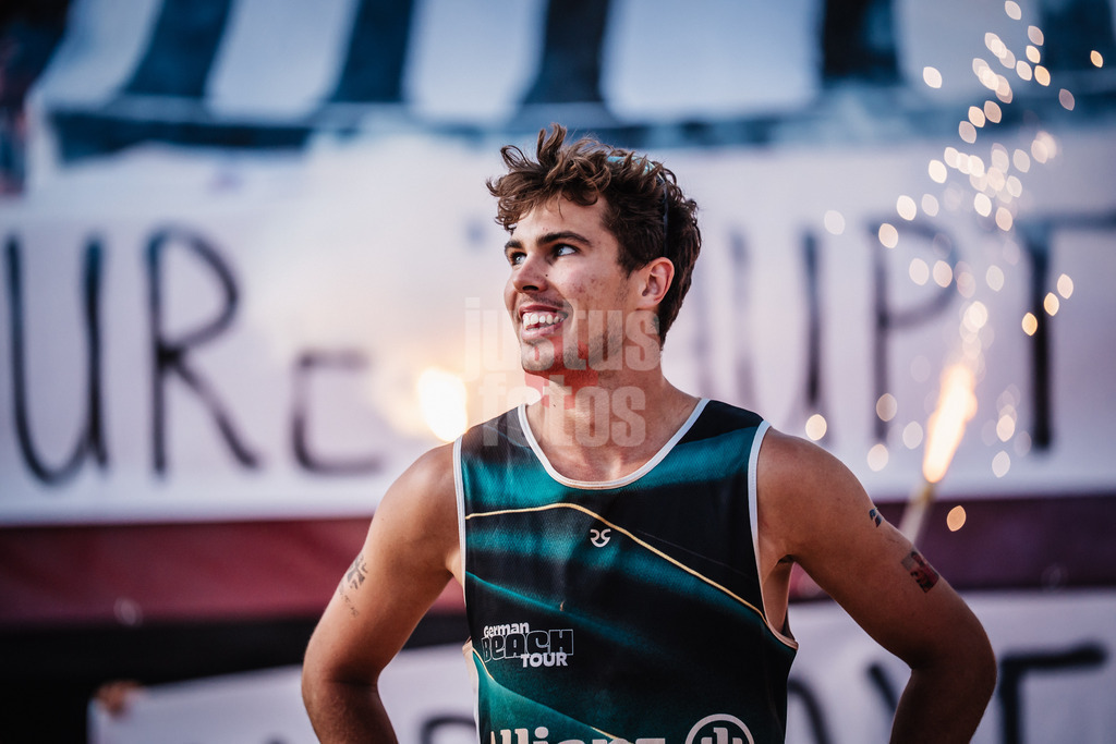 Beachvolleyball | Männer | Allianz German Beach Tour 2025 | Tourstop München | 13.07.2025 | Lui Wüst beim Einlauf in das Stadion