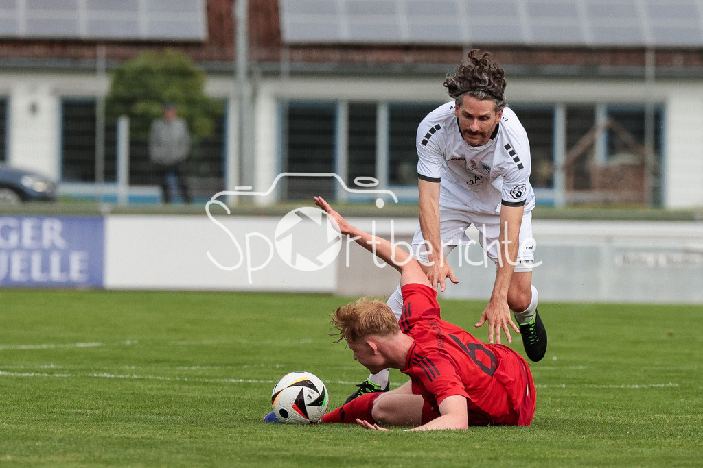 SSV Dillingen - FC Bayern Amateure | im Duell Lennard BECKER (FCB #6) und Jonas SAIER (SSV #21)