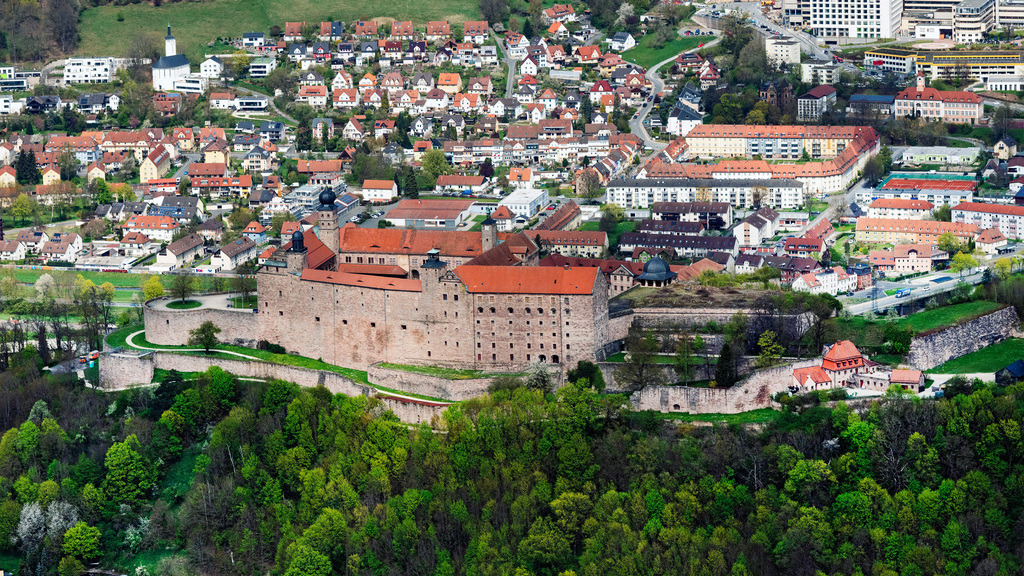 dr__0095340.jpg | KULMBACH 28.04.2022 Burganlage der Veste Plassenburg und Altstadt von Kulmbach in Kulmbach im Bundesland Bayern, Deutschland. // Castle of the fortress Plassenburg and Altstadt von Kulmbach in Kulmbach in the state Bavaria, Germany. Foto: Daniel Reiter