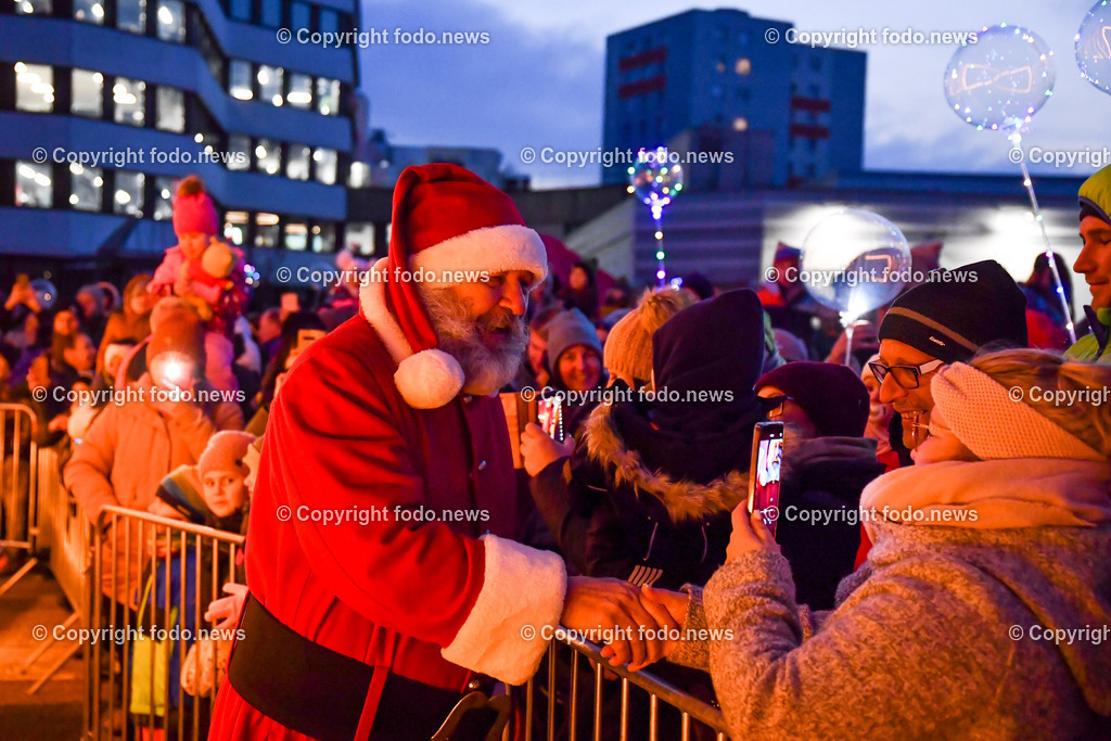 Coca Cola Weihnachtstruck in Linz_ 13.12.2022-23 | 13.12.2022, Linz, AUT, Maxi Markt Linz, im Bild Coca Cola Weihnachtstruck in Linz 2022, Santa Claus