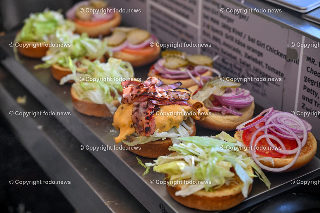 Deli Food Truck_ Le Bistro_ 09.01.2024-6 | 09.01.2024, Linz, AUT, Tabakfabrik im Bild Deli Food Truck, Le Bistro, Zubereitung Burger, Speck, Salat, Tomaten, Kaese, Fingerfood