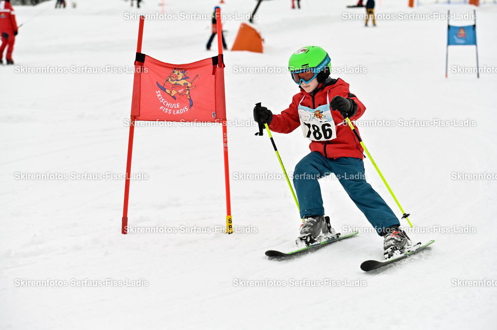SRF_20.02.2026_0950 | Skirennfotos,Serfaus,Fiss,Ladis,Kinderskirennen,Winter,Tirol,Oberland,skirace,SFL,feelfree,weil wir's genießen,ski,Ski,skifahren,Sonnenplateau, - Realisiert mit Pictrs.com