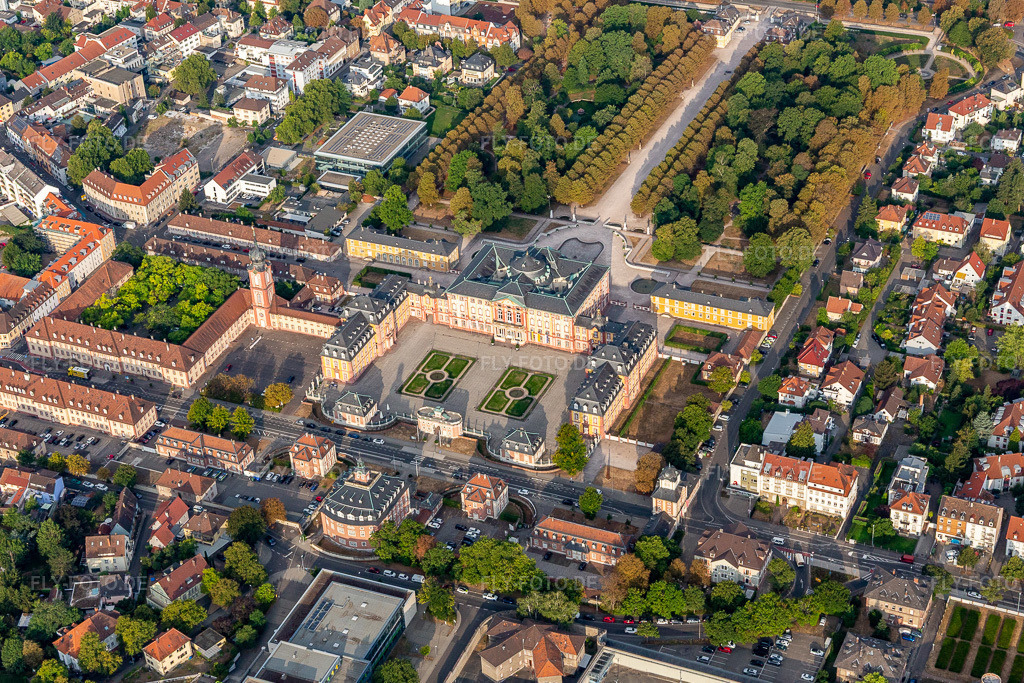 Luftbild: Schlossgarten und Schloss Bruchsal in Bruchsal im Bundesland Baden-Württemberg in Deutschland. Foto: IMG_134150.jpg vom 26.08.2022 durch Werner Riehm/FLY-FOTO.de