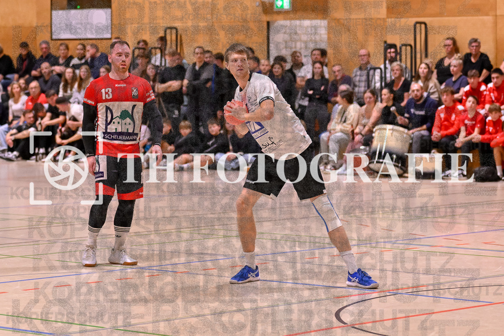 GER, SG Maulburg/Steinen - HSG Dreiland, Handball, Landesliga Suedbaden, 4. Spieltag, Saison 2024/2025, 12.10.2024 | Andre Leuchtmann (SG Maulburg/Steinen, #13), Jan Knoessel (HSG Dreiland, #09)GER, SG Maulburg/Steinen - HSG Dreiland, Handball, Landesliga Suedbaden, 4. Spieltag, Saison 2024/2025, 12.10.2024Foto: TH Fotografie/Thomas Hess
