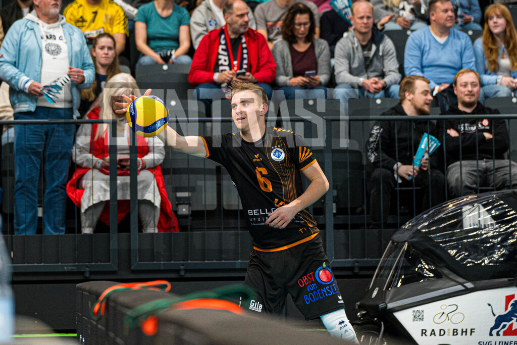 Volleyball I Herren I Saison 2025/2026 I Bundesliga I 5. Spieltag I SVG Lüneburg - VfB Friedrichshafen | Einzelfoto, Freisteller, Einzelbild, Cut-out, isoliertes Motiv, Sportaufnahme, Nahaufnahme, freigestellt, freigestellte Aufnahme, Aufnahme, Einzeln: Leonard Graven (6, VfB Friedrichshafen) beim Aufwärmen - Realisiert mit Pictrs.com