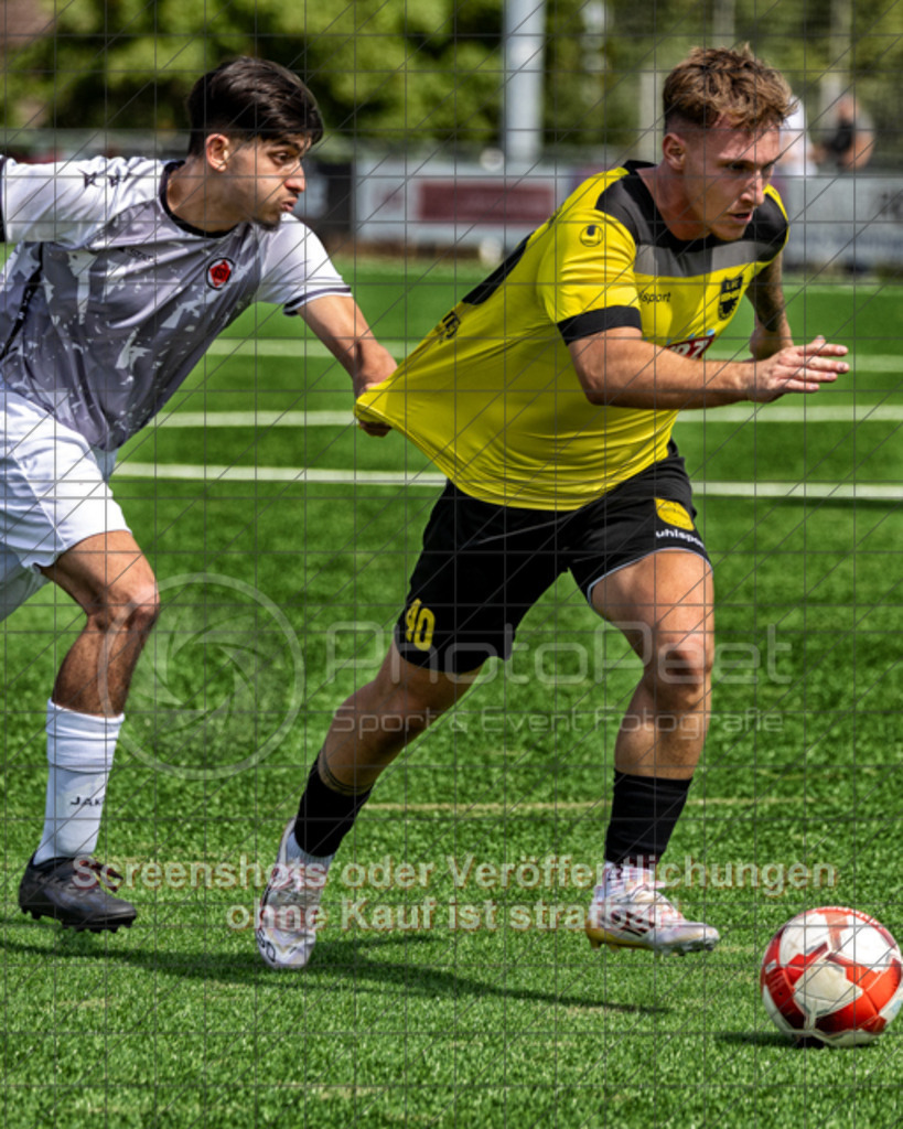 20250824_132236_0363-Bearbeitet | #,1.FC Heiningen II (gelb) vs. 1.Göppinger SV III (weiß), Fußball, Kreisliga B7 - Bezirk Neckar/Fils, 01. Spieltag, Saison 2025/2026, Kunstrasenplatz Sportzentrum Heiningen, Krautgarten 1, 73092 Heiningen, 24.08.2025 - 13:00 Uhr,Foto: PhotoPeet-Sportfotografie/Peter Harich
