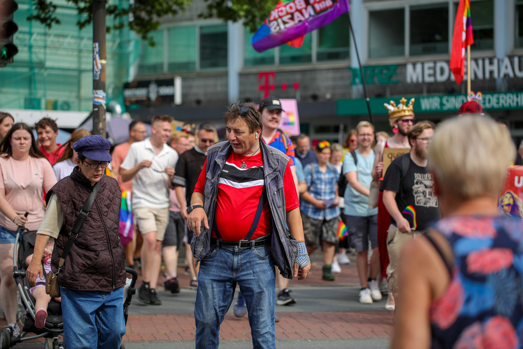 CSD_Moers_190725_030 | Bildergalerie von Sport-Ereignissen aber auch von weiteren spannenden Dingen - nicht nur vom Niederrhein. In Anlehnung an den bekannten Spruch von Hanns Dieter Hüsch heißt das Motto: "Niederrhein ist überall".  - Realisiert mit Pictrs.com