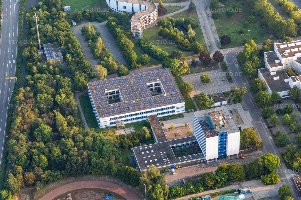 Luftbild: Geschwungener Gebäudekomplex des Pädagogischen Landesinstitut Rheinland-Pfalz in Speyer im Bundesland Rheinland-Pfalz in Deutschland. Foto: IMG_116836.jpg vom 25.08.2019 durch Werner Riehm/FLY-FOTO.de