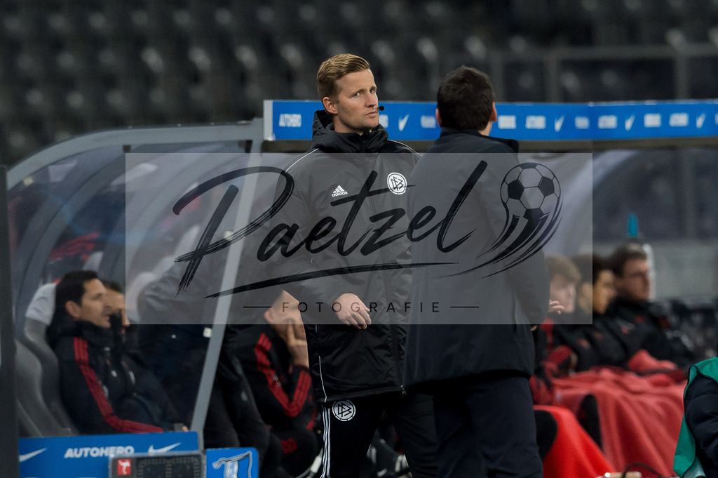 BSCFCB20220123_276 | Fussball, Herren: Vierter Offizieller Arne Aarnik spricht mit Trainer Tayfun Korkut (Hertha BSC) bei dem Spiel der 1. Bundesliga zwischen Hertha BSC und FC Bayern Muenchen im Olypiastadion am 23.01.2022 in Berlin, Deutschland.DFB / DFL REGULATIONS PROHIBIT ANY USE OF PHOTOGRAPHS AS IMAGE SEQUENCES AND/OR QUASI-VIDEO. - Realisiert mit Pictrs.com