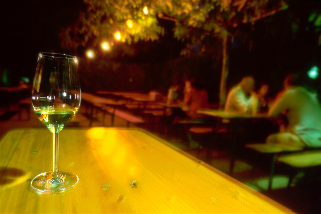 Heurigen Besuch am Abend mit einem Glas Wein | Europa, Austria, Burgenland, Heurigen Besuch am Abend mit einem Glas Wein. - Realisiert mit Pictrs.com