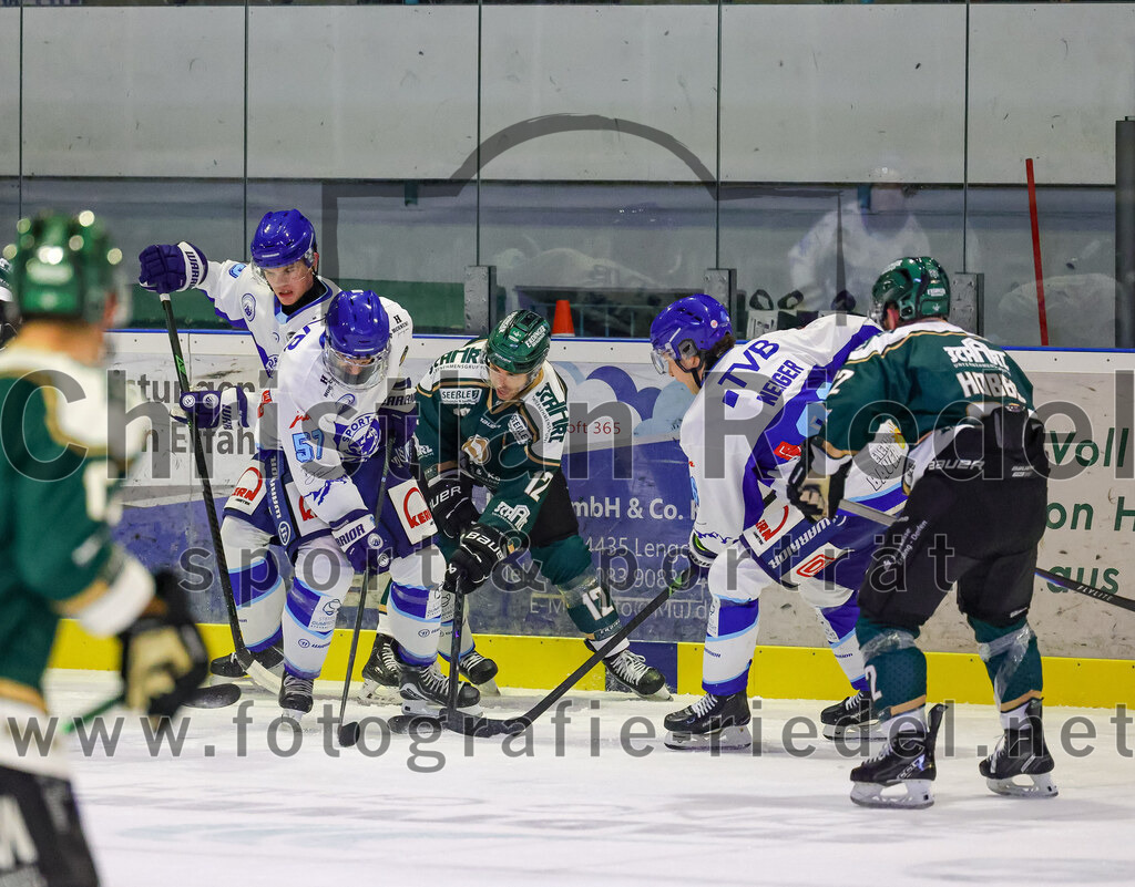 2025-09-26_004_TSV_Erding_gegen_SC_Riessersee | Erding, Deutschland, 26.09.2025:Eishockey, Oberliga Süd 2025 / 2026, 3. Spieltag, TSV Erding gegen SC Riessersee, Endergebnis: 3:5Lubor Dibelka (SC Riessersee, #57), Thomas Brandl (Erding Gladiators, #12)Foto: Christian Riedel / fotografie-riedel.net