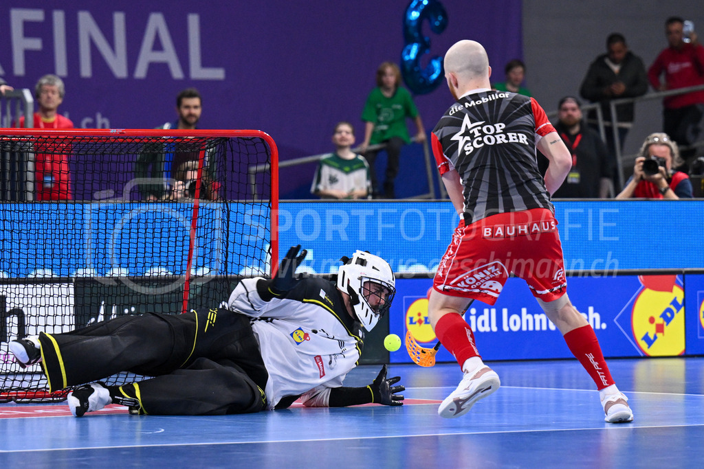 SV Wiler-Ersigen vs Floorball Köniz - 15. April 2023 | SV Wiler-Ersigen vs Floorball Köniz
Stimo Arena, Kloten
Jan Zaugg (#61 Floorball Koeniz) scheitert an Yanick Flury (#1 SV Wiler-Ersigen).
Bild: Sportfotografie Markus Aeschimann | www.markus-aeschimann.ch - Realisiert mit Pictrs.com