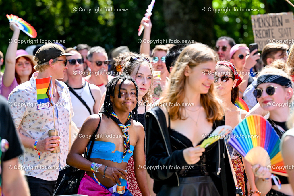 Linzpride 2024_ 06.07.2024-127 | 06.07.2024, Linz, AUT, Linzpride 2024, im Bild Teilnehmer an der Linz Pride 2024