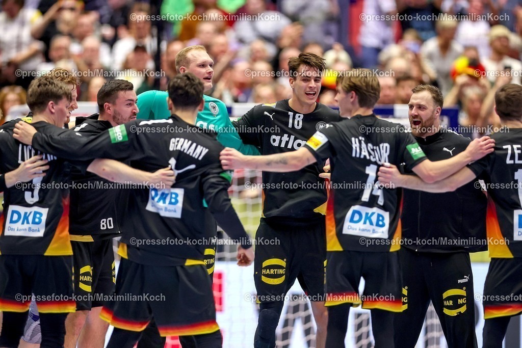EHF19012602073 | 19.01.2026, Handball, Men's EHF EURO 2026, Deutschland - Spanien, Jyske Bank Boxen in Herning, Dänemark, Preliminary Round: Deutschland steht in der Hauptrunde nach dem Sieg gegen Spanien. Abschlussjubel nach dem Sieg  Nils Lichtlein (Germany #03)  Jannik Kohlbacher (Germany #80)  David Späth (Germany #01)  Marko Grgic (Germany #71)  Julian Köster (Germany #18)  Mathis Häseler (Germany #14)  Andreas Wolff (Germany #33)  Lukas Zerbe (Germany #17) 