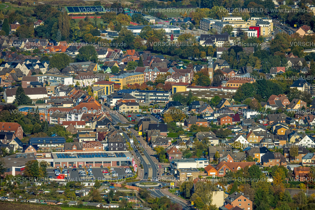Selm241011442 | Luftbild, Kreisstraße Bundesstraße B236 und Kreisverkehre, Einkaufszentrum und Wohngebiet zwischen Alte Zechenbahn und Botzlarstraße, Hassel, Selm, Münsterland, Nordrhein-Westfalen, Deutschland
