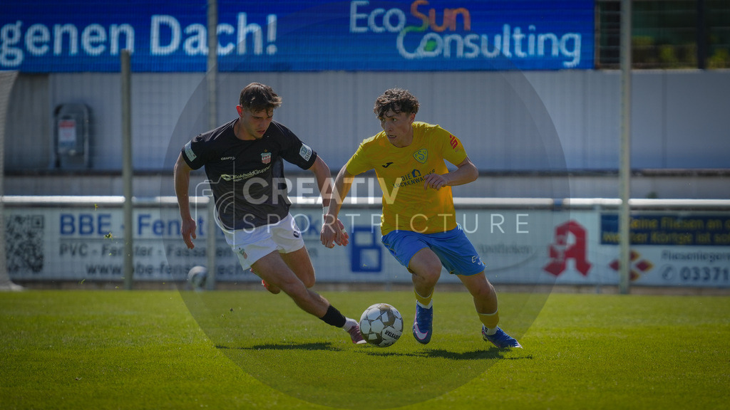 FFußball, Herren, Saison 2025/2026, Regionalliga Nordost, 31. Spieltag, FSV 63 Luckenwalde vs. FSV Zwickau, Sonntag 26.04.2026, Werner-Seelenbinder-Stadion Luckenwalde | Fußball, Herren, Saison 2025/2026, Regionalliga Nordost, 31. Spieltag, FSV 63 Luckenwalde vs. FSV Zwickau, Sonntag 26.04.2026, Werner-Seelenbinder-Stadion Luckenwalde, Im Bild: Lennert Möbius (l. Zwickau) und Len Neumann (r. Luckenwalde) - Realisiert mit Pictrs.com