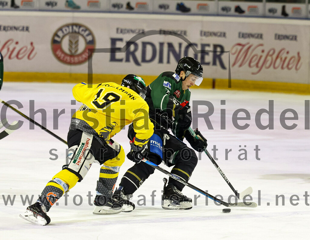 2022-11-20_118_TSV_Erding_gegen_ERSC_Amberg | Erding, Deutschland, 20.11.2022:
Eishockey, Bayernliga 2022 / 2023, 15. Spieltag, TSV Erding gegen ERSC Amberg, Endergebnis: 5:1

Kevin Schmitt (ERSC Amberg, #19), Sebastian Busch (Erding Gladiators, #11)

Foto: Christian Riedel / fotografie-riedel.net