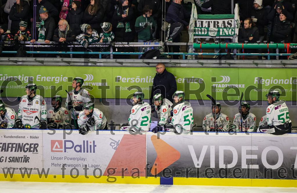 2026-01-02_039_TSV_Erding_gegen_Hoechstadt_Alligators | Erding, Deutschland, 02.01.2026:Eishockey, Oberliga Süd 2025 / 2026, 33. Spieltag, TSV Erding gegen Höchstadt Alligators, Endergebnis: 2:1Roman Zap (Höchstadt Alligators, #24), Headcoach Morgan Persson (Höchstadt Alligators), Luca Franzese (Höchstadt Alligators, #53)Foto: Christian Riedel / fotografie-riedel.net