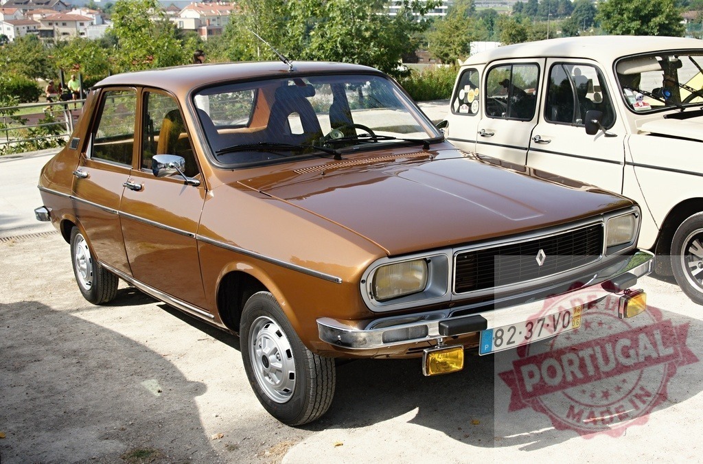 Renault 12 parked near a Renault 4 in a parking lot | Brown Renault 12 parked near a white Renault 4 in a parking lot - Realized with Pictrs.com