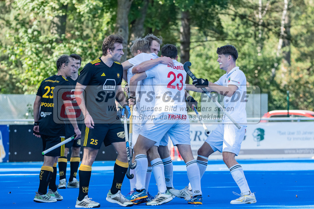 HK_20231001_104948 | 1.Bundesliga Herren Crefelder HTC - Harvestehuder THC am 1.10.2023 CHTC, Krefeld ,
 Linus Michler ( Crefelder HTC #7 ) . Boomes Anton ( Crefelder HTC #23 ) , Jakob Ritterbach ( Crefelder HTC #50 ) Torschütze