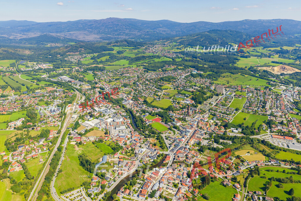 zwiesel-5302-jahr-2025 | Luftaufnahme von Zwiesel - Die Luftaufnahme wurde 2025 vom UL-Flugzeug heraus erstellt ( keine Drohne ) - Hochauflösende Luftaufnahme - für professionelle Ausdrucke geeignet. Die Geschenkidee !Mit Lizenz und Bildrechte bestellbar