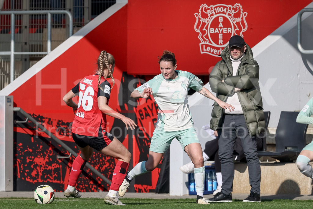 Fussball, Google Pixel Frauen-Bundesliga, Bayer 04 Leverkusen - SV Werder Bremen | v.li.: Juliette Vidal (Bayer 04 Leverkusen, 56) und Verena Wieder (SV Werder Bremen, 31) im Zweikampf, Duell, Dynamik, Aktion, Action, Spielszene, DIE DFB-RICHTLINIEN UNTERSAGEN JEGLICHE NUTZUNG VON FOTOS ALS SEQUENZBILDER UND/ODER VIDEOÄHNLICHE FOTOSTRECKEN. DFB REGULATIONS PROHIBIT ANY USE OF PHOTOGRAPHS AS IMAGE SEQUENCES AND/OR QUASI-VIDEO.