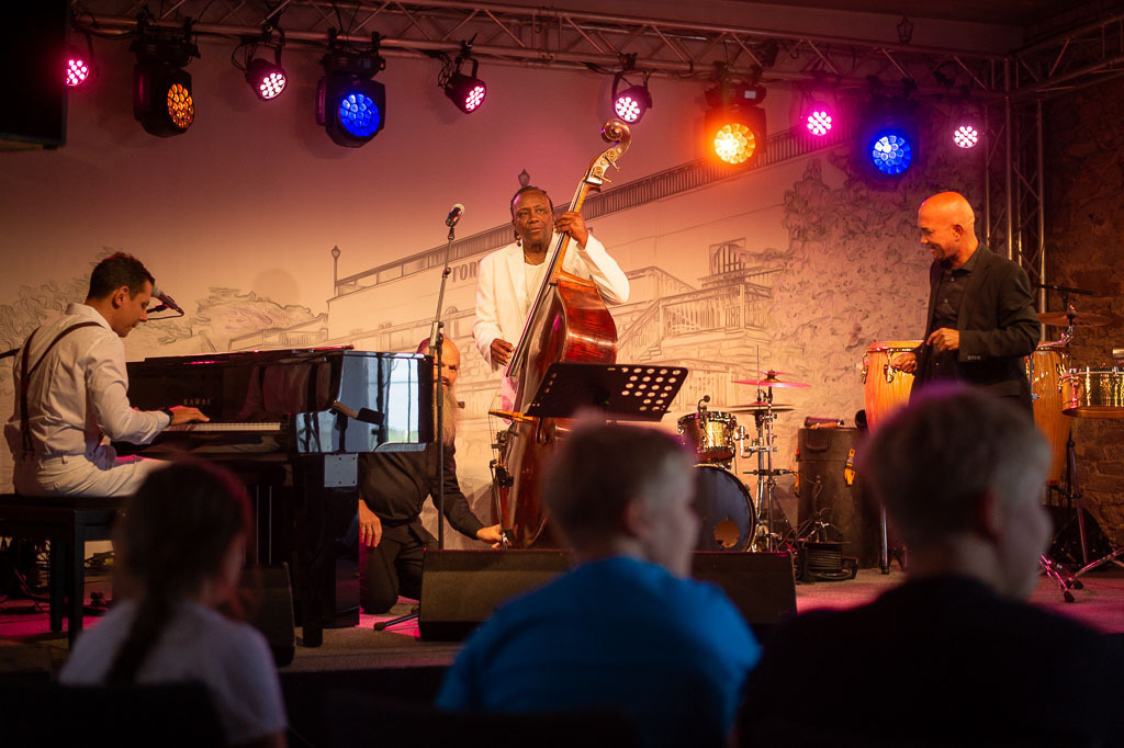 Summ Summ Salsa | Kinderkonzert Summ Summ Salsa mit Klazz Brothers & Cuba Percussion im Forte Belvedere Leisnig zum Festival Hallo Leisnig 2022. - Realisiert mit Pictrs.com