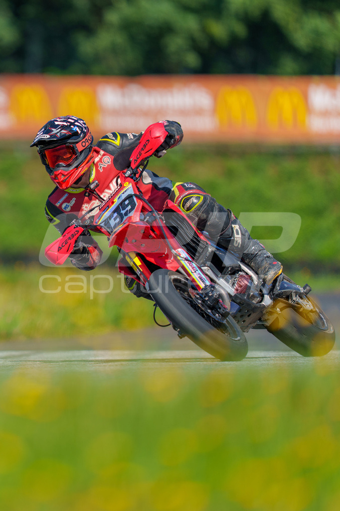SuperMoto_Staatsmeisterschaft_Greinbach_303 | GRIPcapture steht für authentische Sportfotografie in Österreich – für Momente, die mehr sind als Geschwindigkeit oder Ergebnis. Es geht um Emotion, Spannung, Fokus und den Augenblick, der oft nur einen Wimpernschlag dauert.Ob Motorsport, Teamsport oder 