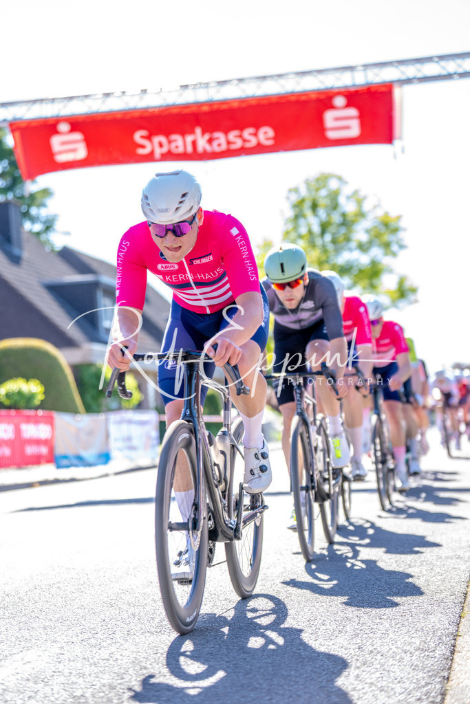 Spurt in den Mai 2026 - Großer Preis der Sparkasse Neuss | Annual one-day road cycling race "Großer Preis der Sparkasse Neuss" held in Büttgen, Germany, organized by VfR Büttgen 1912 e.V. The event features multiple races across all age categories from U11 youth to Elite men. - Realisiert mit Pictrs.com