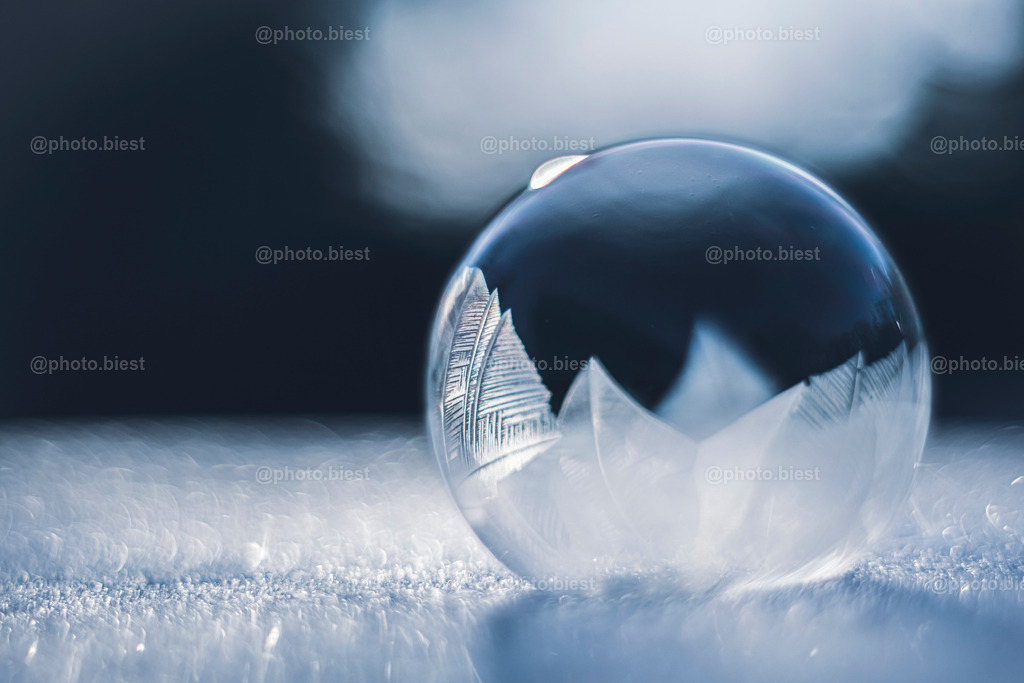 Eisbubble | Eine gefrorene Seifenblase im Winter. - Realisiert mit Pictrs.com
