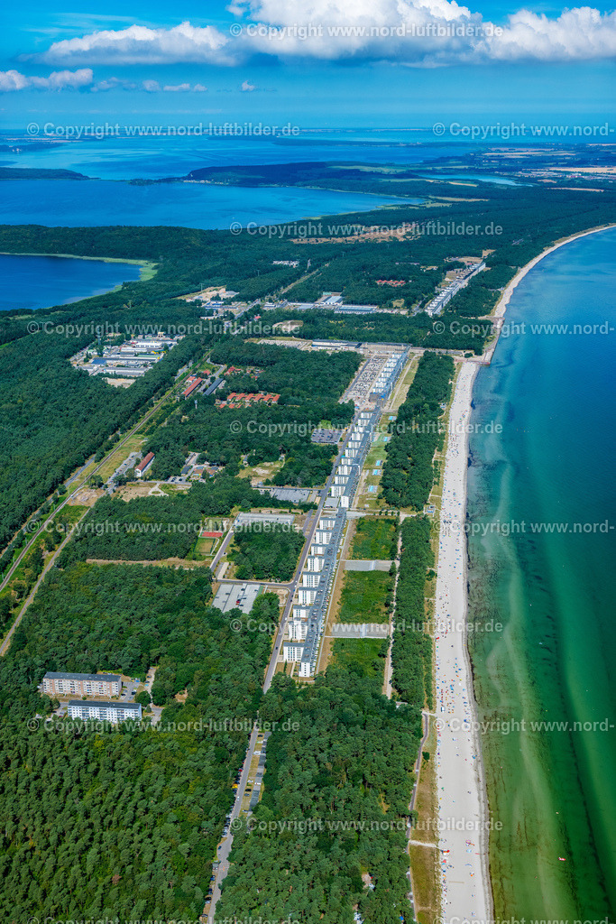 Binz_Prora_Rügen_ELS_8010100822 | PRORA 10.08.2022 Gebäudekomplex der ehemaligen KdF Anlage " Koloss von Prora " im Ortsteil Prora in Binz im Bundesland Mecklenburg-Vorpommern. Das ehemalige KdF Bad Prora und die ehemaligen NVA - Kasernenanlagen werden zu einer attraktiven Eigentumswohnanlage mit Ferienwohnungen am Strand der Ostsee umgebaut, modernisiert und saniert. // Building complex of the former military barracks " Koloss von Prora " in Prora in the state Mecklenburg - Western Pomerania. Foto: Martin Elsen