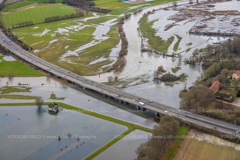 Schwerte231201473 | Luftbild, Ruhrhochwasser, Weihnachtshochwasser 2023, Fluss Ruhr tritt nach starken Regenfällen über die Ufer, Überschwemmungsgebiet an der Autobahn A45 mit Schwerte Ergste Autobahnbrücke, Bäume und einzelnes Haus im Wasser, Wandhofen, Schwerte, Ruhrgebiet, Nordrhein-Westfalen, Deutschland