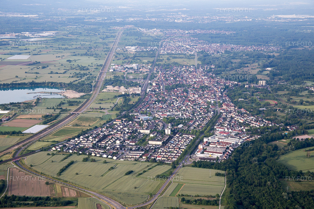 Luftbild: Ortsansicht von Norden in Durmersheim im Bundesland Baden-Württemberg in Deutschland. Foto: IMG_079694.jpg vom 31.05.2015 durch Werner Riehm/FLY-FOTO.de