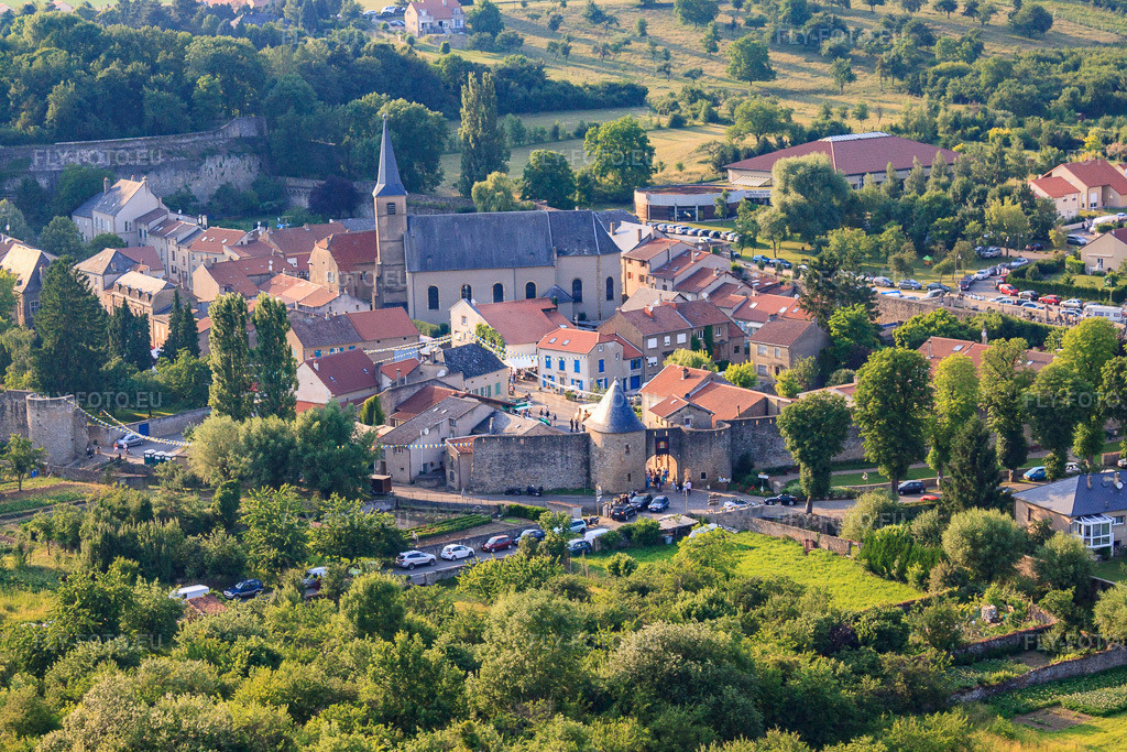 Vue aérienne: Porte de Sierck dans l'enceinte de la ville et église Saint-Nicolas de Rodemack à Rodemack dans le département Moselle, France – .Photo: IMG_29485.jpg prise le 26/06/2010 par Werner Riehm/FLY-FOTO.eu – Résolution de l'original: 4752 x 3168 px