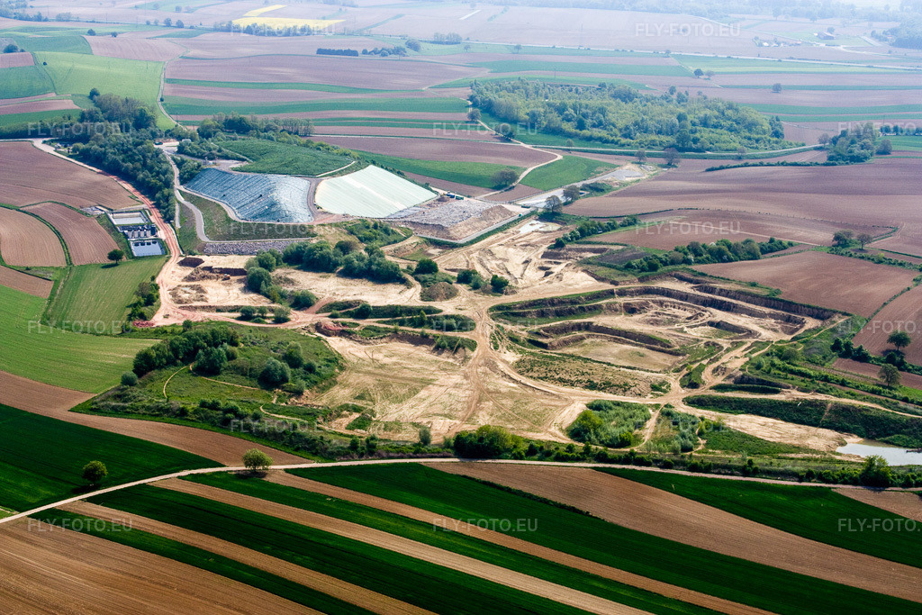 Vue aérienne: Site de la décharge artificielle de Schaffhouse-prés-Seltz à Schaffhouse-près-Seltz dans le département Bas Rhin, France. Photo: IMG_18131.jpg prise le 03/05/2009 par Werner Riehm/FLY-FOTO.eu – Résolution de l'original: 4272 x 2848 px