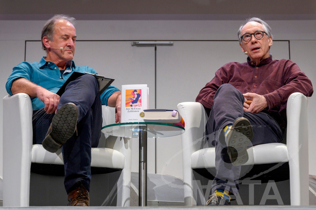 _DWA4862 | Ian McEwan bei der lit.Cologne 2023 Veranstaltung 'Ian McEwan. Ein Jahrhundertschriftsteller gibt Auskunft' in der Flora Köln.. Köln, 07.03.2023 - Realisiert mit Pictrs.com