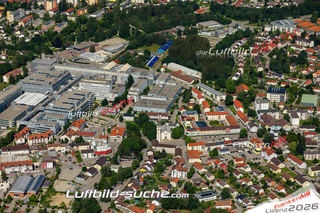 Aktuelles Luftbild von  Traunreut - Die Luftaufnahme wurde 2022 mittels UL-Flugzeug erstellt ( keine Drohne ) - hochauflösende Kamera-Systeme von  Canon -Beste Qualität - Für grossformatige Ausdrucke geeignet. Die Geschenkidee !