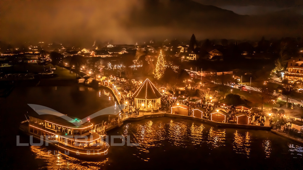 Rottacher Adventszauber; W30 | Das Pendelschifl legt gleich vom Rottacher Adventsmarkt ab, um nach Bad Wiessee zu fahren. - Realisiert mit Pictrs.com