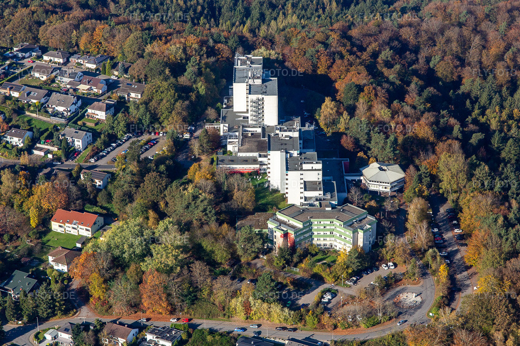 Luftbild: MEDICLIN Bliestal Kliniken und MEDICLIN Seniorenresidenz Auf dem Bellem im Ortsteil Lautzkirchen in Blieskastel im Bundesland Saarland in Deutschland.Foto: IMG_144013.jpg vom 27.10.2024 durch Werner Riehm/FLY-FOTO.deReha-Klinik Kardiologie, Orthopädie, Psychosomatik&nbsp;| MEDICLIN Bliestal KlinikenLiebevolle Betreuung und aktivierende Pflege&nbsp;| MEDICLIN Seniorenresidenz Auf dem Bellem