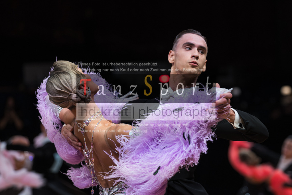 20250820_WDSF Standard Rising Stars R3-3292 | Tanzsportbilder, Standardtanz, Lateintanz, WDSF, DTV, LTVB, dancecomp, goc, hessen tanzt, blaues band der spree, walzer, tango, wiener walzer, slowfox, quickstepp, samba, rumba, cha-cha-cha, paso doble. jive, hd-kroft photography, turniertanzsport