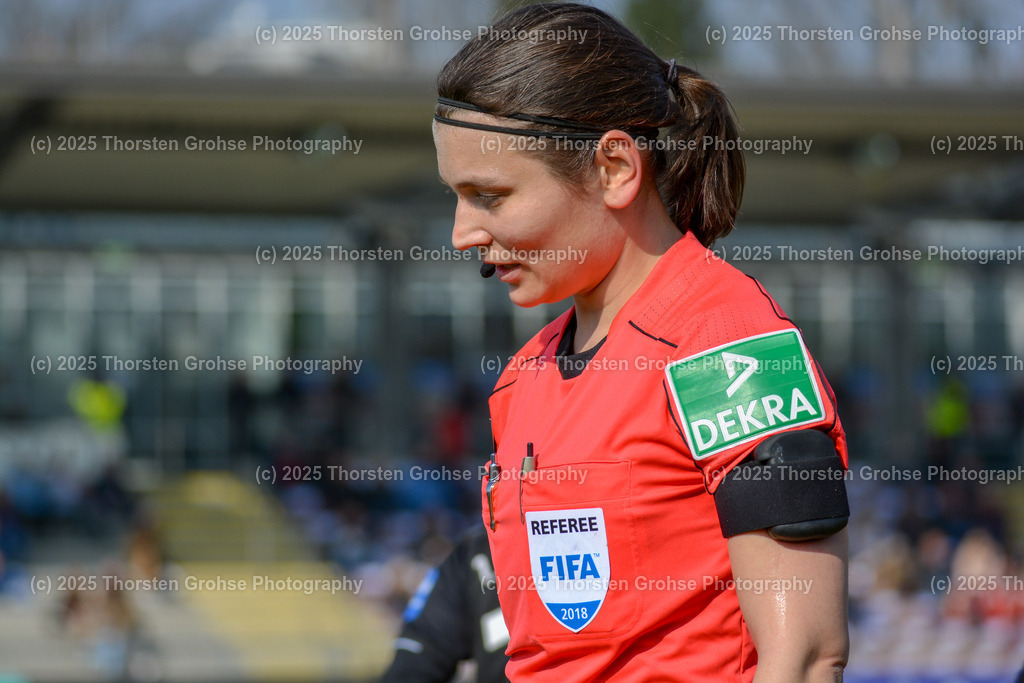 Fussball-BL Frauen 1. FFC Frankfurt vs. FF USV Jena | Schiedsrichterin Angelika Soeder; Fussball-BL Frauen 1. FFC Frankfurt vs. FF USV Jena, Fussball-Bundesliga Frauen am 25.03.2018 im Stadion am Brentanobad in Frankfurt/Main, (Deutschland) - Realisiert mit Pictrs.com