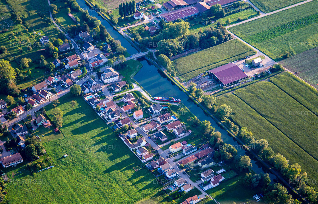 Vue aérienne: Rue du Canal sur le Canal du Rhône au Rhin à Plobsheim dans le département Bas Rhin, France. Photo: IMG_137879.jpg prise le 18/08/2023 par Werner Riehm/FLY-FOTO.euRésolution de l'original: 5223 x 3342 px