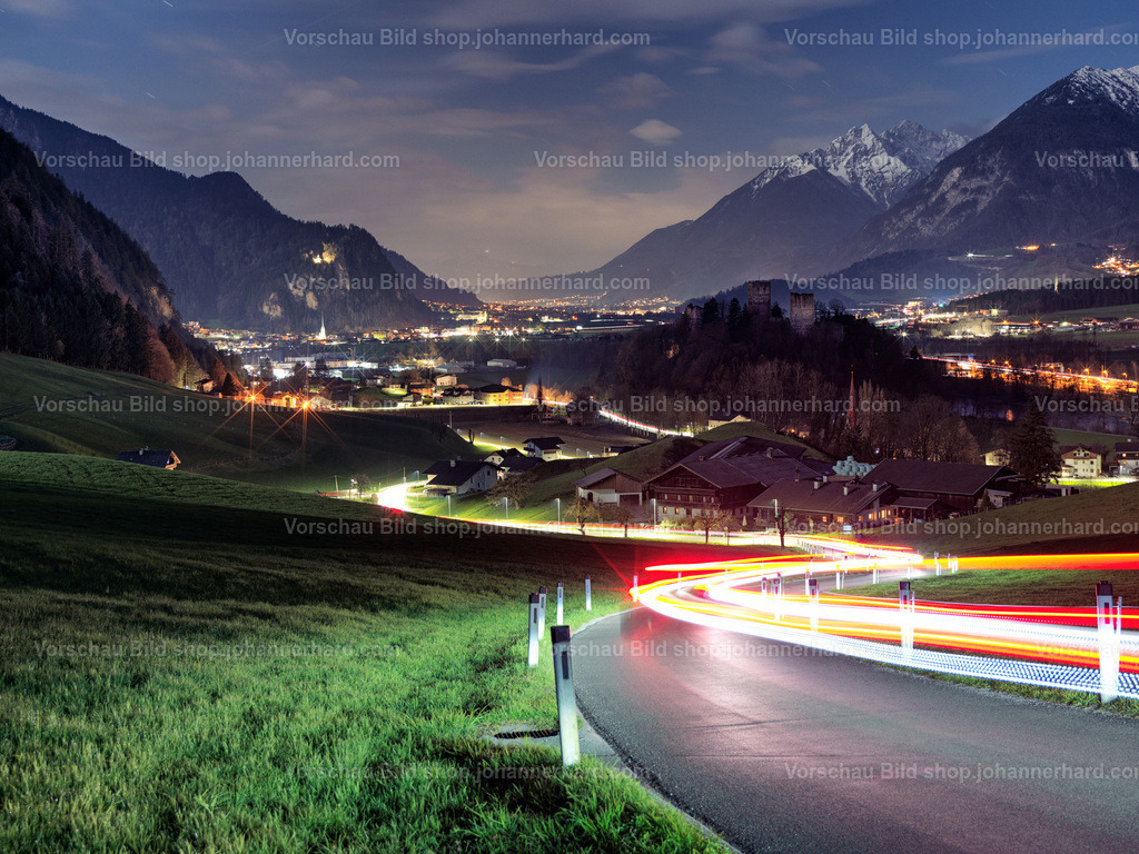 Die "Keilgasse" | Blick von der Keilgasse Richtung Westen, in einer kalten Nacht bei Mondlicht. - Realisiert mit Pictrs.com
