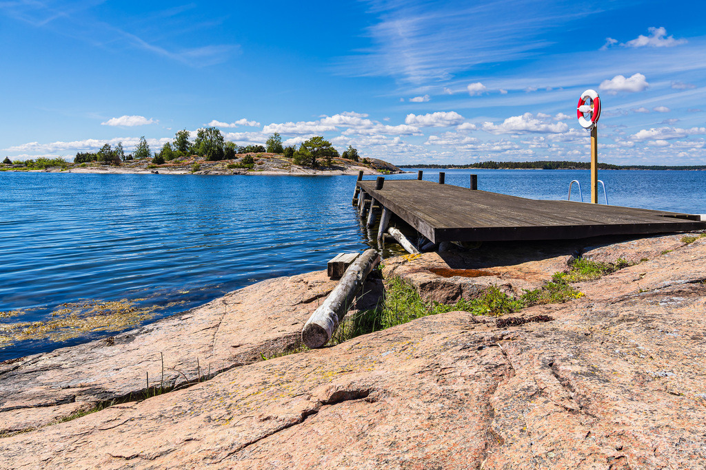 Ostseeküste mit Felsen und Steg auf der Insel Sladö in Schweden | Ostseeküste mit Felsen und Steg auf der Insel Sladö in Schweden.