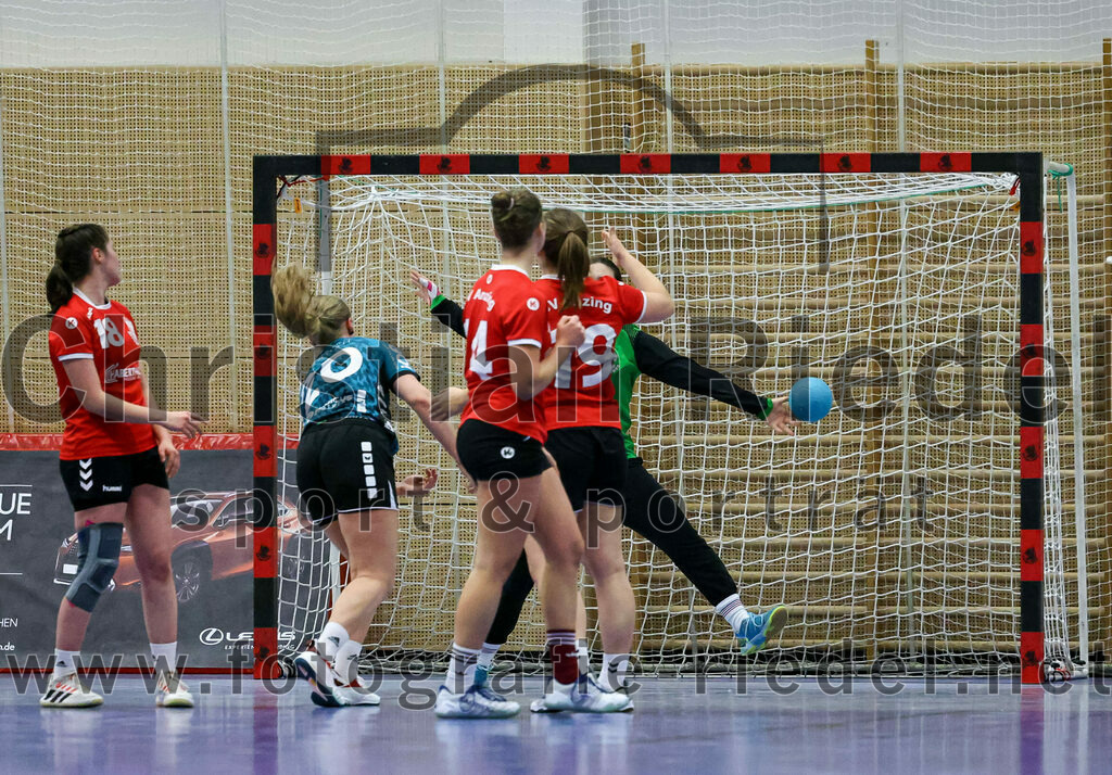 2022-11-27_086_SV_Anzing_gegen_HT_Muenchen_II | Anzing, Deutschland, 27.11.2022:
Handball, Bezirksliga 2022 / 2023, 7. Spieltag, SV Anzing gegen HT München II, Endergebnis: 28:32

Virag Varga (SV Anzing, #18), Stephanie Rühl (HT München, #20), Elena Holzmann (SV Anzing, #14), Sarah Reither (SV Anzing, #19)

Foto: Christian Riedel / fotografie-riedel.net